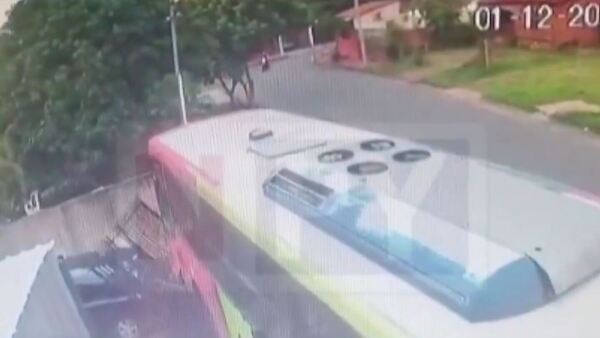 Conductor de bus se descompensa, pierde el control y choca contra una vivienda en Ñemby