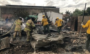 Incendio arrasa con 40 viviendas en Villa Cangrejo de Asunción y deja a decenas de familias sin hogar - OviedoPress