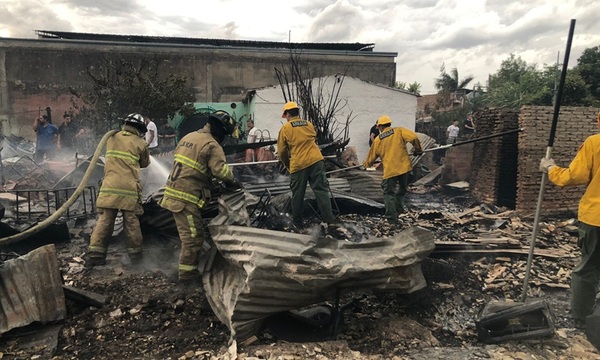 Incendio arrasa con 40 viviendas en Villa Cangrejo de Asunción y deja a decenas de familias sin hogar - OviedoPress
