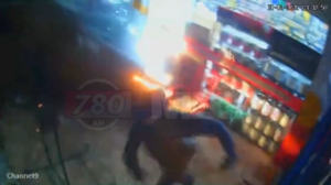 Guardia se salva de milagro tras violento choque contra un local comercial