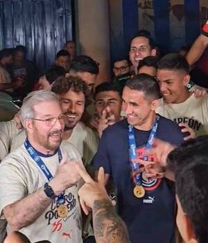 [VIDEO] Premiazos para los campeones: Los directivos de Cerro tiraron la Olla por la ventana