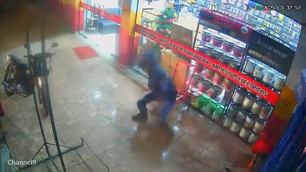 Guardia casi es aplastado por furgoneta que impactó el local que custodiaba en Caaguazú