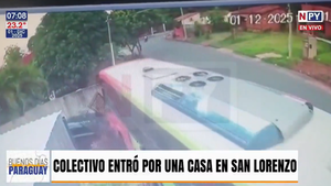 Chofer de colectivo se "descompensó", chocó contra una vivienda y afectó varios vehículos