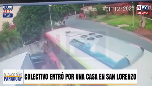 Chofer de colectivo se "descompensó", chocó contra una vivienda y afectó varios vehículos