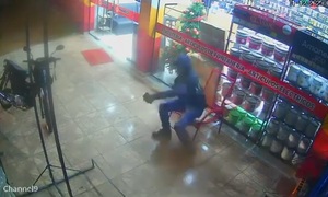 Guardia de seguridad se salva de milagro de ser arrollado por una furgoneta en Caaguazú - OviedoPress