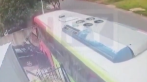 Chofer de la línea 133 se desmayó y su colectivo chocó contra una casa en Ñemby