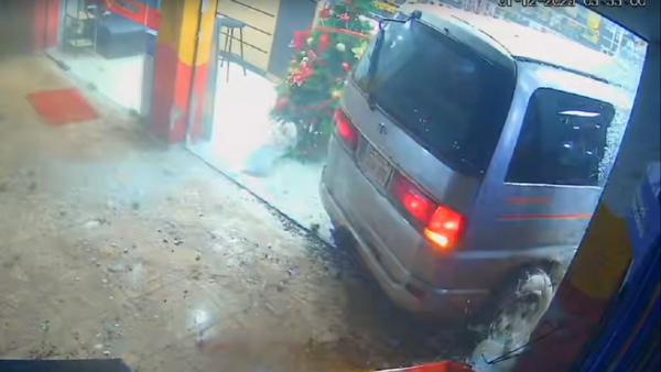 Video: Guardia de seguridad esquiva a una furgoneta y se salva de ser arrollado en Caaguazú