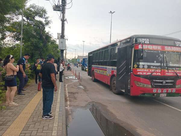 Colectivo se incendia en Luque: pasajeros fueron evacuados  - Nacionales - ABC Color
