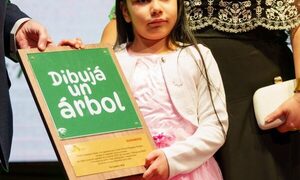 Gabriela, de 7 años gana el concurso ‘Dibujá un Árbol’ y viajará a Roma