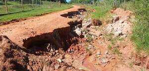 Acahay clama al MOPC por equipo de carga para reparar caminos rurales deteriorados - Nacionales - ABC Color