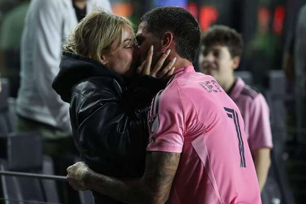 ¡Mirá el apasionado beso viral de Tini Stoessel y De Paul! - Gente - ABC Color