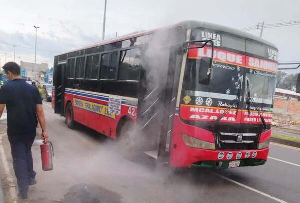 Bus se incendia en pleno viaje