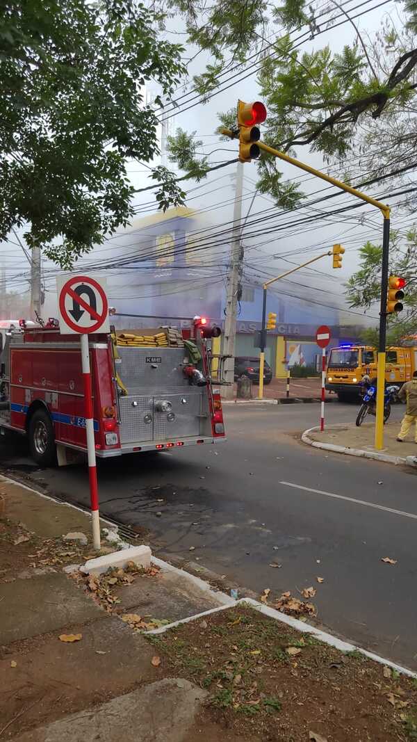 Empresa se incendia sobre Boggiani y fuego solo puede ser apagado con CO2 debido a que es cloro