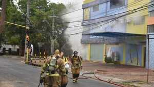 “Es puro cloro”, afirma bombero y advierte sobre humo tóxico por incendio en Asunción