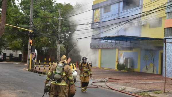 “Es puro cloro”, afirma bombero y advierte sobre humo tóxico por incendio en Asunción