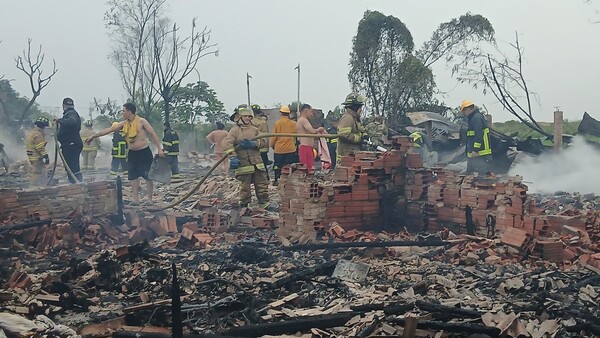 Piden ayuda tras incendio que dejó a 46 familias en la calle