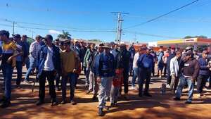 Campesinos autodenominados sin tierras prestos para ingresar a la estancia Lucipar - Nacionales - ABC Color