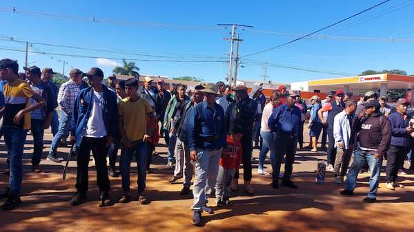 Campesinos autodenominados sin tierras prestos para ingresar a la estancia Lucipar - Nacionales - ABC Color