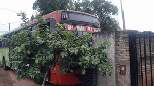 Chofer de colectivo se “descompensó”, chocó contra una vivienda y afectó varios vehículos - Noticiero Paraguay