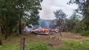 Incendio consume por completo una vivienda en el barrio Santa Rita de Cambyreta