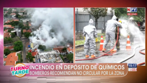 Incendio en depósito químico controlado, bomberos enfocados en neutralizar reacciones y enfriar el sitio