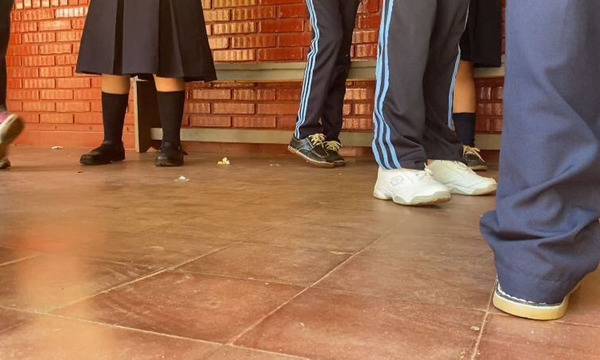 Padres exigen la salida del director tras grave denuncia en colegio de Lambaré - OviedoPress