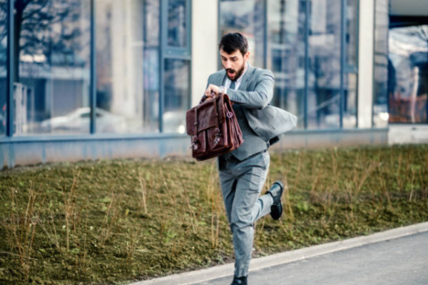 Llegadas tardías: abogado aclara qué se puede y qué no! - Portal Digital Cáritas Universidad Católica