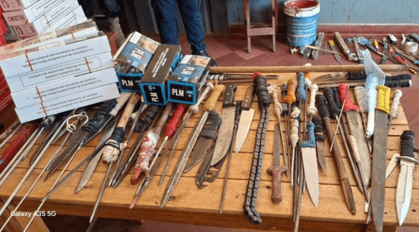 Retiran más de 200 armas blancas, drogas, alcohol y celulares de la cárcel de PJC - Noticiero Paraguay