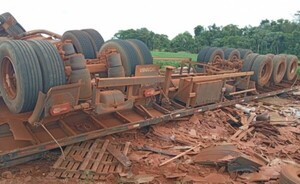 Vuelco de camión de gran porte dejó dos lesionados  