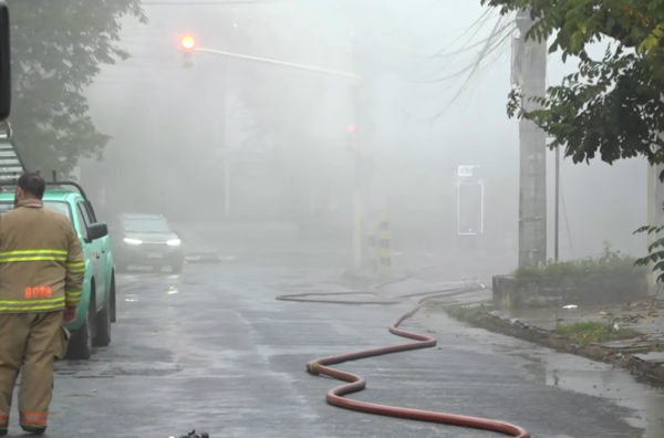 Mades alerta sobre peligrosidad de inhalar humo tóxico tras incendio en Boggiani | Unicanal