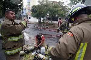 Bomberos controlan incendio químico en Avenida Boggiani
