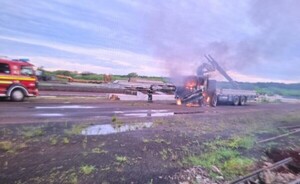 Vehículo se incendió en el predio de una empresa en Hernandarias 
