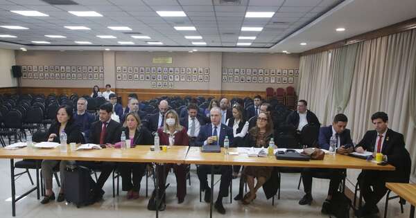 La Nación / Mafia de los pagarés: acusan y piden juicio oral para dos ujieres