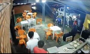 Barrabravas asaltaron frente a policías