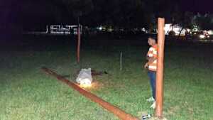 Travesaño de arco cae sobre un adolescente y le causa la muerte en San Alfredo