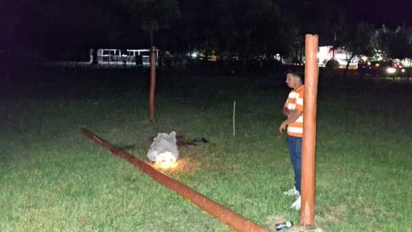 Travesaño de arco cae sobre un adolescente y le causa la muerte en San Alfredo