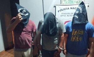 Imputan a dos jóvenes y a su padre por altercado con policías 