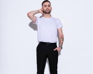 Popular / (VIDEO) ¡Cantante es acusado de falsificador!