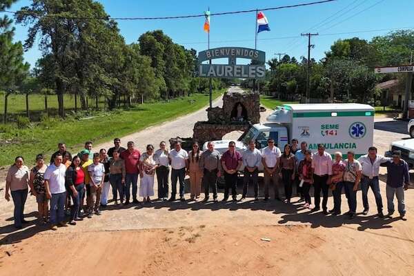 Denuncian politización en el acto de  entrega de ambulancia en Laureles - Nacionales - ABC Color