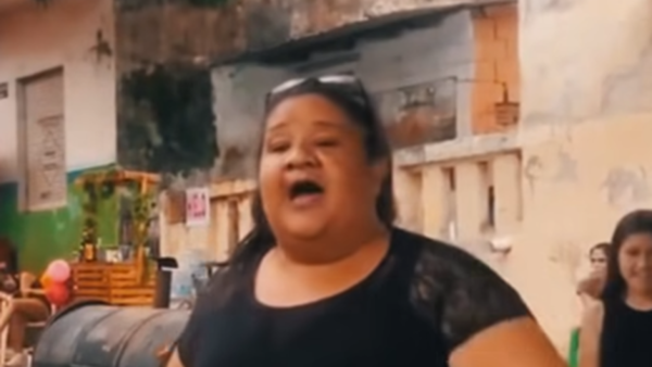 Hacen viral un remix musical de los dichos de una vendedora ambulante tras concierto de Shakira