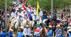 La Nación / A caballo o en bicicleta los fieles llegan junto a la Virgen de Caacupé