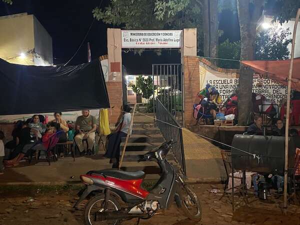 Padres acampan frente a escuelas para asegurar cupos ante falta de aulas y docentes - Nacionales - ABC Color