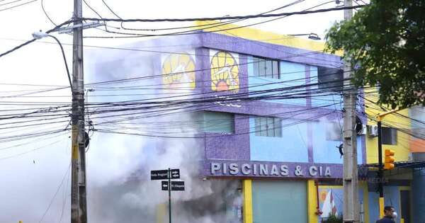 La Nación / Incendio y humo tóxico generaron evacuación en barrio de Asunción