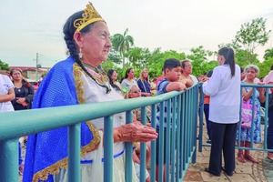Vestida de Virgen: Agradece el Milagro de su Hijo