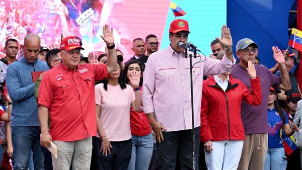 Trump analiza opciones y Maduro lidera una marcha de resistencia