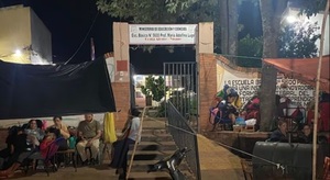 Faltan aulas y maestros: padres hacen fila toda la noche para inscribir a sus hijos