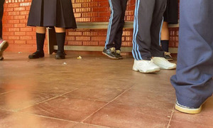 Padres exigen destitución del director tras denuncia de abuso en colegio de Lambaré