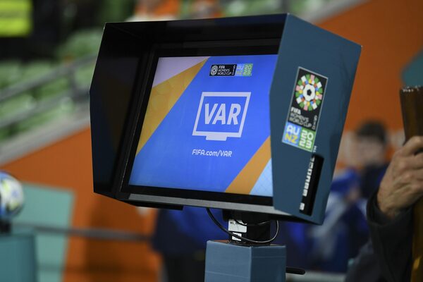 La FIFA planea revisar córners y segundas amarillas con el VAR en el Mundial, según The Times