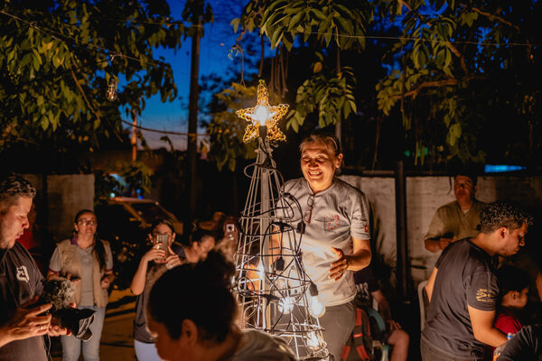 Mujeres se unen para iluminar pasillos de Cateura y el Mercado 4 | Unicanal
