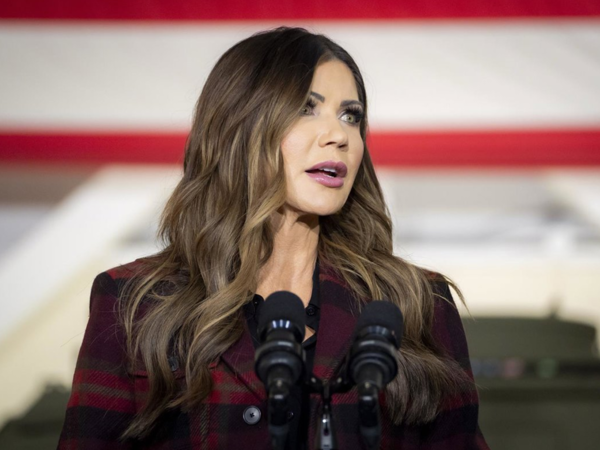 Noem propone prohibición total de viajes